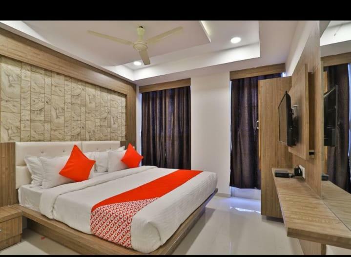 Hotel Pathik Villa Ахмедабад Экстерьер фото